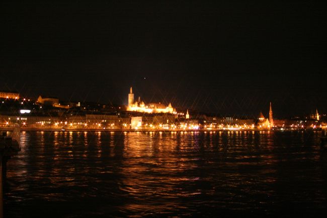 川沿いでしばし夜景を堪能して、<br />ホステルに戻りました！