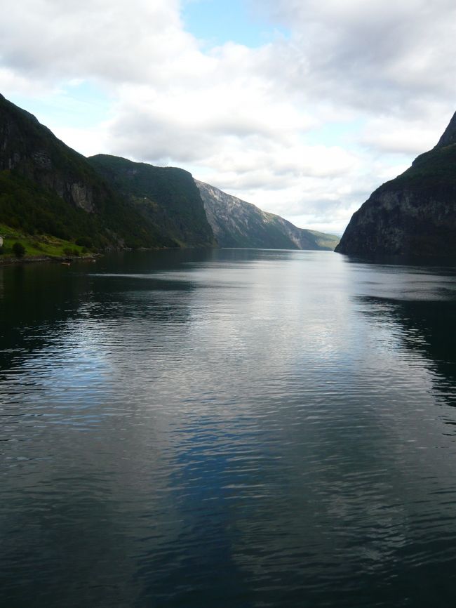 美しいフィヨルドの景色にうっとり。このフィヨルドを愛したグリークの音楽が、波間に聞こえてくる感じがする・・
