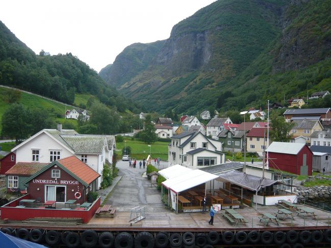 船が寄港した寒村。この村の人々は家畜と農作物で生活しているのでしょう