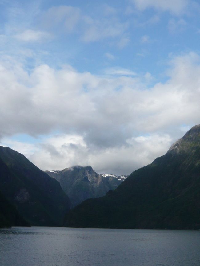 支流のネーロイフィヨルド(世界遺産)に入って行きます