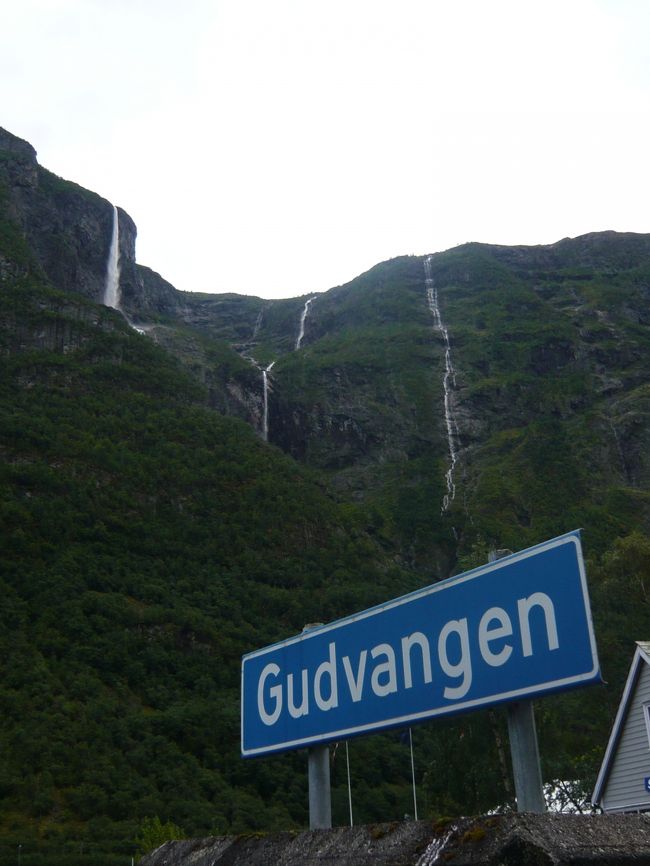 ネーロイフィヨルドの最奥グドヴァンゲンにて下船します