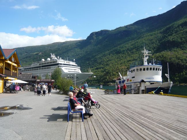 フロムにてフロム山岳鉄道の列車出発時刻までぶらぶらします