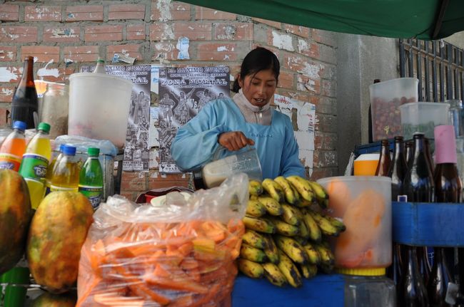 そうと決まれば話は早い。持ってる装備を確認し、レンタル装備のサイズを測りにいく。ここで登場したのがクランポン。おおー確かに6,000mだったら雪あるもんな、人生二回目のクランポンだよ。<br /><br />装備がそろったところで、近場のシェークスタンドでバナナシェークの腹ごしらえ。やっぱり腹が減っては…ですから。
