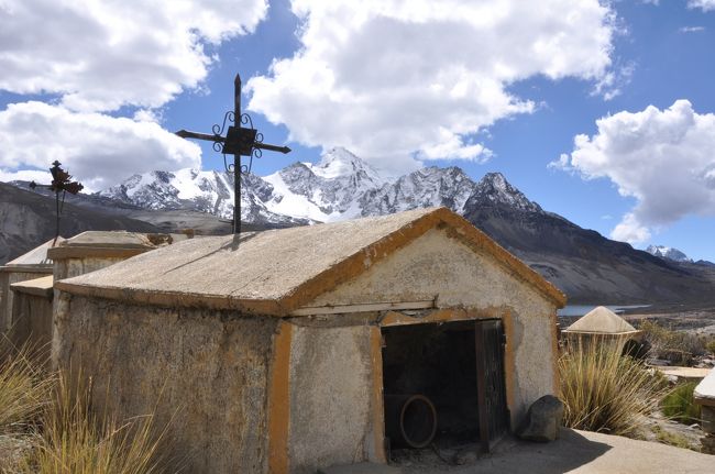 こんな人里離れたところに墓がつくられていた。天に近いところに、神である太陽に近いところに行くためなんだろうか。