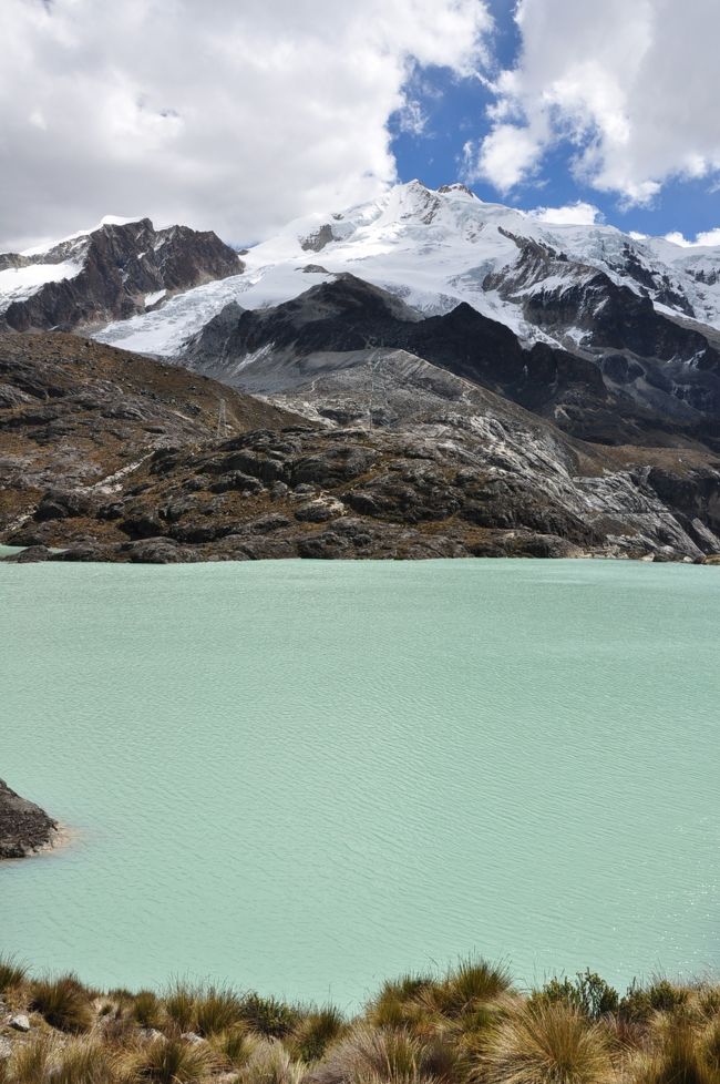ここまでくると、なんか水もすごい色になってる。草津の白根山にある池もこんな色だったなあ。