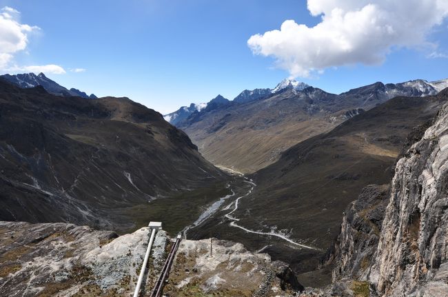 今日のベースキャンプからロックキャンプまでの道のりは標高400mほどの普通のトレッキング。写真は海抜4,700mから900mの地点まで続いているゾンゴの谷（Valle de Zongo）。これは見事な氷河地形。雄大という言葉がぴったりな風景を横に眺めながらフランシスのあとを追う。