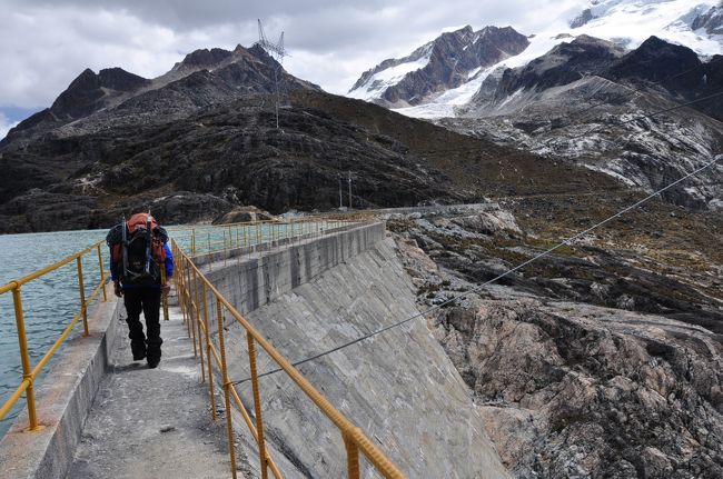 僕は自分の装備、水を持っているだけなんだけど、フランシスはそれ以外に僕の分のピッケルとクランポン、そして晩ごはんも持っている。それでも彼の歩くスピードについていくだけで息が切れる。これが5,000mか。
