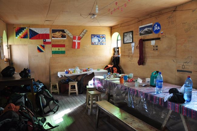 ロックキャンプの中のラウンジで温かいコカ茶を飲み、ほっと一息つく。結局今日は最後まで自分の登るペースがつかめないままだった。ラウンジは二階建てになっていて、一階はラウンジで二階が寝るスペース。