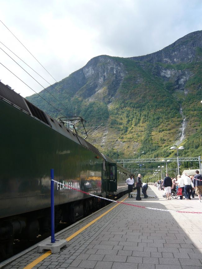 この列車に乗車します。どちら側の席が景色が良いのか、鉄道博物館で事前に勉強しました。その結果から答えはフロムからの場合は進行方向右側と判断、そちらの席をゲットしました