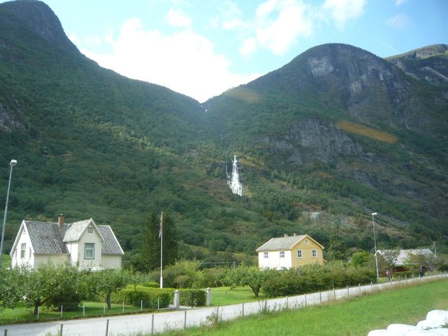 車窓の風景。右側の素晴らしい景色を眺めながら、列車は高度を上げてゆきます<br />