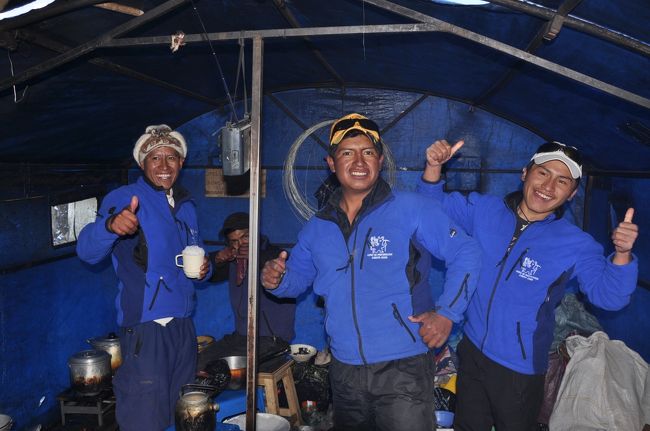 この日ロックキャンプに来ていたのは登山客15人、ガイド8人くらい。隣の調理テントをのぞくと、みなの分の料理をつくっていた。みな山男だ。<br /><br />いちばん右が僕のガイドのフランシス。