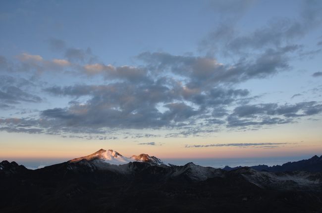 ロックキャンプの夕暮れ。この日は翌朝の登攀に備えて19時過ぎに床につく。標高も5,000mを超えると横になって眼をつぶってもなかなか寝付けず、次第にズキズキ頭も痛くなってきた。明日の登り900m、果たしてどうなることやら。
