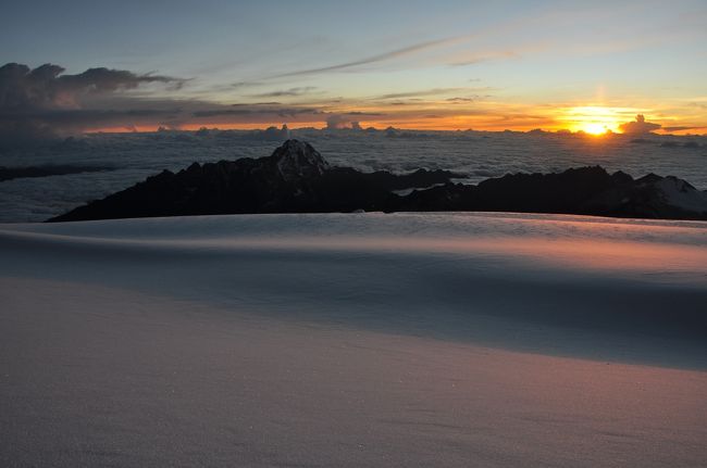と頭では考えるものの、身体はまったく言うことを聞いてくれない。高度、疲労、年齢、運動不足。目指す頂上はあともう一息なのに、身体も肺も油が切れた機械のように錆びついてしまっている。結局頂上まであと高度100m地点、標高6,000mで日の出を迎えた。