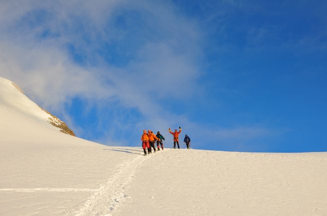 ここまで来たからには意地でも頂上まで行きたかったけど、コンディションと時間を考え泣く泣くここで頂上を断念。下ってきた別のパーティを出迎えると無念さがこみ上げてきた。結局登山も中途半端じゃないか、悔しすぎる。<br />