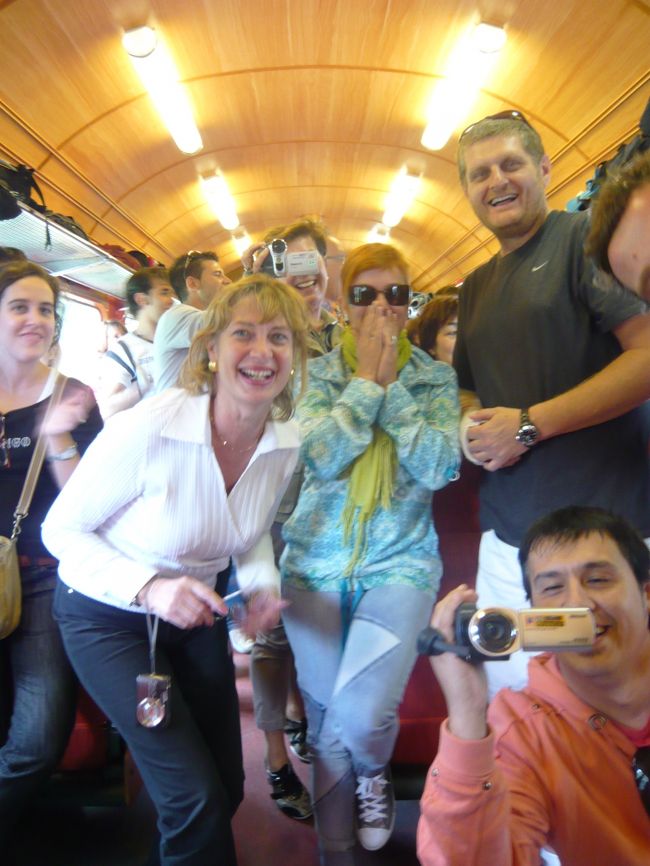 車内は観光客でほぼ満員。この車両は日本の観光客とスペインの観光客で二分。互いに写真を撮りあい少しだけ両国の交流ができたかな・・