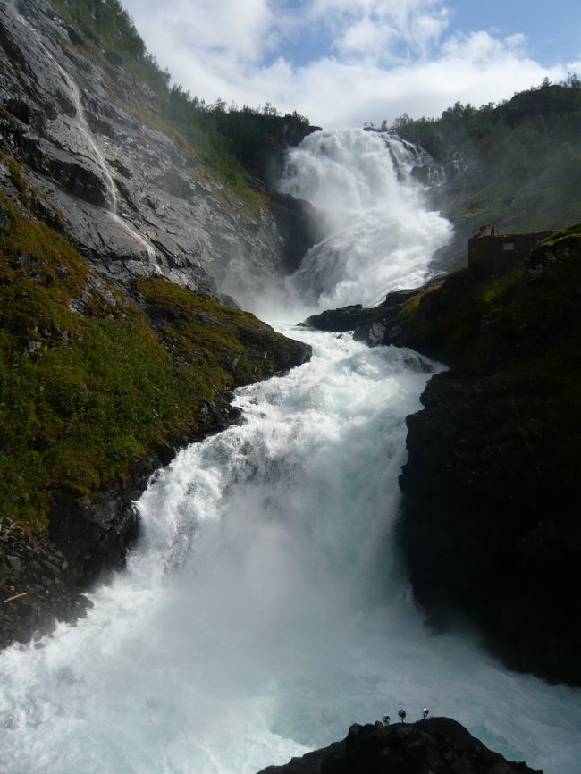 シヨスの滝。列車はこの滝を見せてくれるためだけに数分停車してくれる