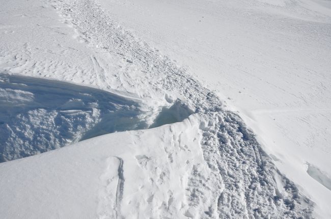 登山道のすぐ横にぽっかりと口をあけたクレバス。登りでは暗かったからよくわからなかったけど、少し踏み外したら…と思うとむしろ見えないほうが恐怖感がなくてよかった。