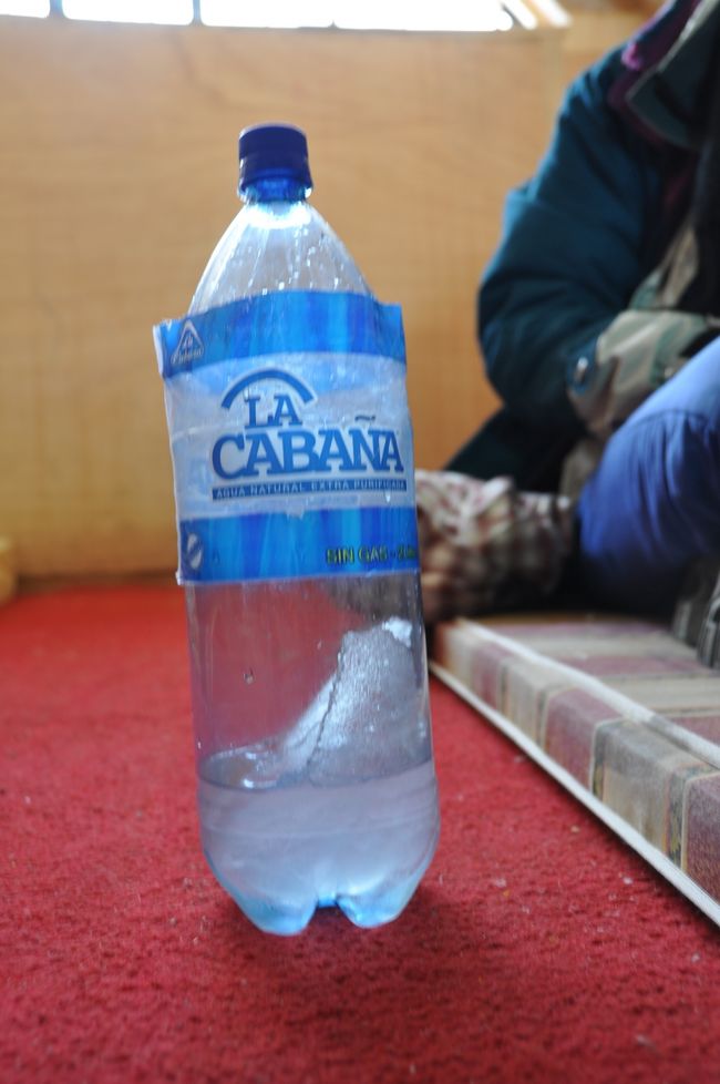 このあと9時過ぎに無事ロックキャンプに帰還。着いてみたらザックに入れていた水が凍っていた。その後、速攻で15時にラパスに戻ったあとお土産を買い込んで20時の飛行機でボリビアをあとにする。それにしても、30年間の人生で精神的にも肉体的にも一番追い詰められた日だった気がする。だけど空の美しさと朝日の神々しさは、その苦痛を補って余りあるものだった。<br /> <br />登山時に濡れた左足の指3本が軽い凍傷になってしまって、現在まだちょっとしびれがある。ウユニですっかりクライマックスかと思いきや、南米旅行の最後にこんなのが待っているとは。<br /> <br />ドMのみなさん、わずか100ドルで6,000mのピークに登れてしまうボリビアたまりません（頂上行ってないけど）。なんか神の存在を少し感じることができた気がします。なんか日常物足りないなあと感じたら、ぜひ行ってみてください。