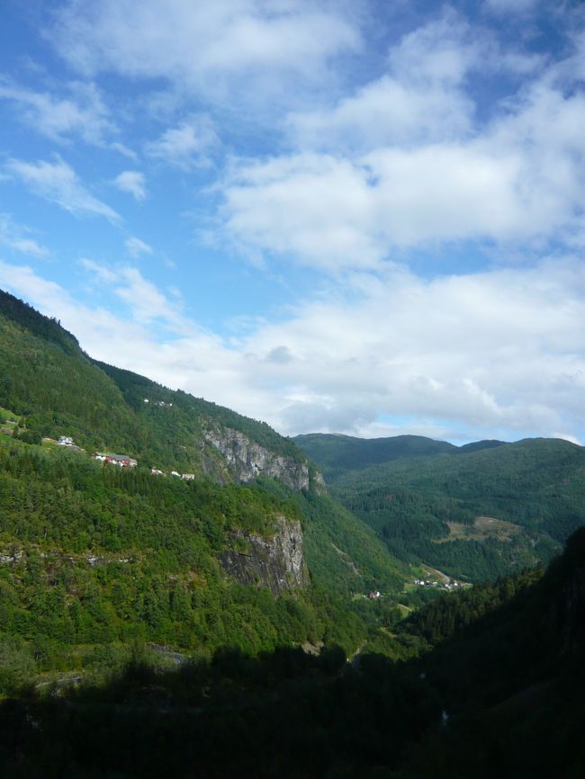 ヴォスにて列車からバスに乗り換え、ハダンゲルフィヨルド地区の宿泊地、ウルヴィクに向かいます