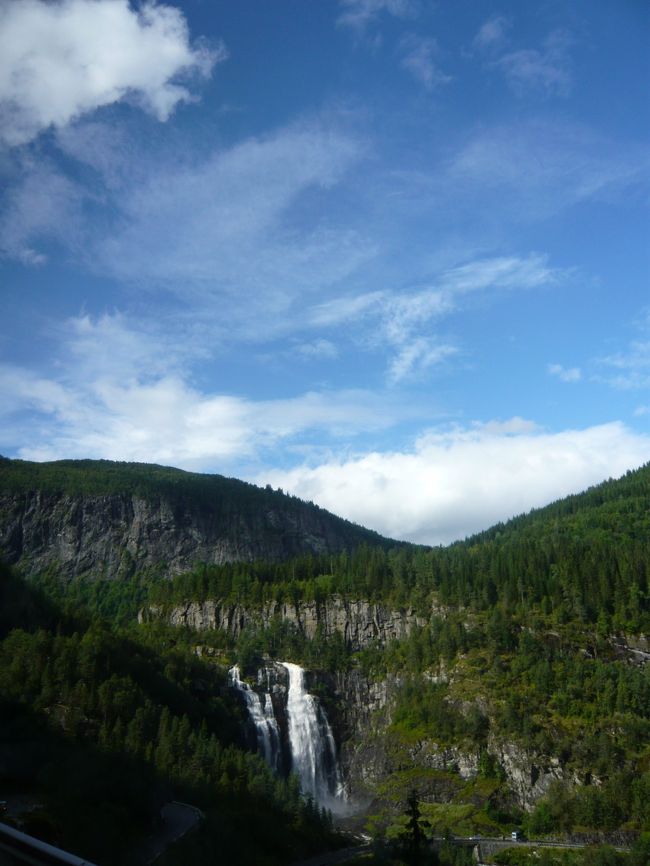 バスの車窓から、草原、滝のある渓谷、湖など変化のある風景を楽しみます