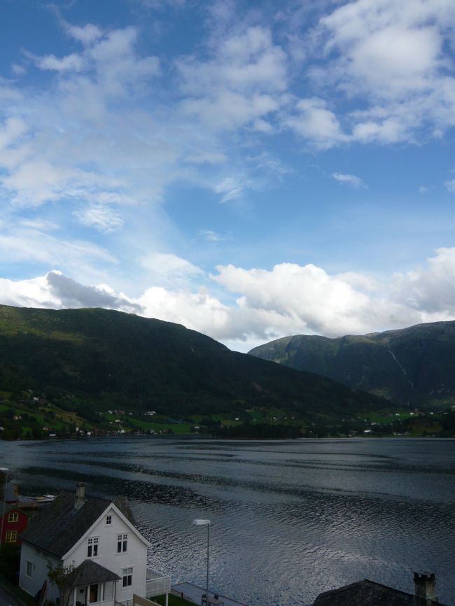 ハダンゲルフィヨルドの最奥の街ウルヴィクのホテルRICA ULVICのベランダから。午後９時でもまだこんなに明るい<br /><br />　フィヨルド観光編　おわり<br /><br />　最後までご覧いただき有難うございました