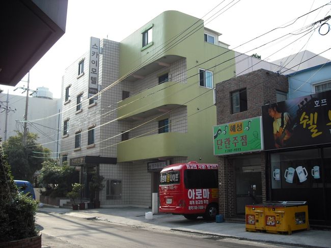 宿泊した「スカイモーテル」<br />1泊：30,000ウォン<br /><br />荷物を置いて<br />食堂を探しながら街を散策<br />