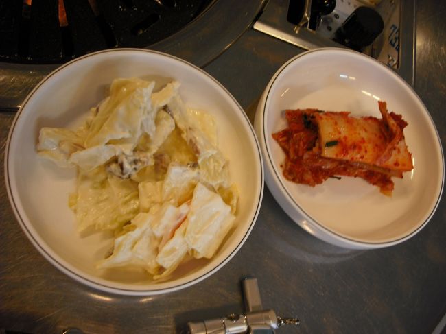 「キャベツとレーズンのサラダ」と「キムチ」<br />