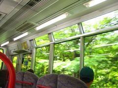 叡山電車では“きらら”に乗ってみたかった！

途中までは普通〜に住宅街なんかがみえてて
あれれれ？って感じだったのですが
貴船口駅の１コ手前の駅くらいから
大きな窓から新緑の風景が迫ってきます・・・

紅葉の季節はまた違った感じでよいでしょうな〜


