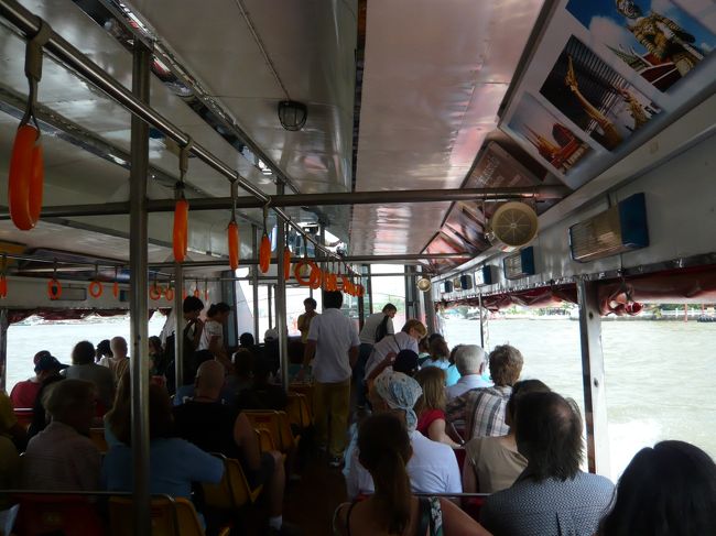 船内の様子<br /><br />　ガイドさんの第一声が　ニーハオ　にはびっくり<br />つづいて　アニュハセヨー　！！！<br /><br />　英語より優先される中国・韓国