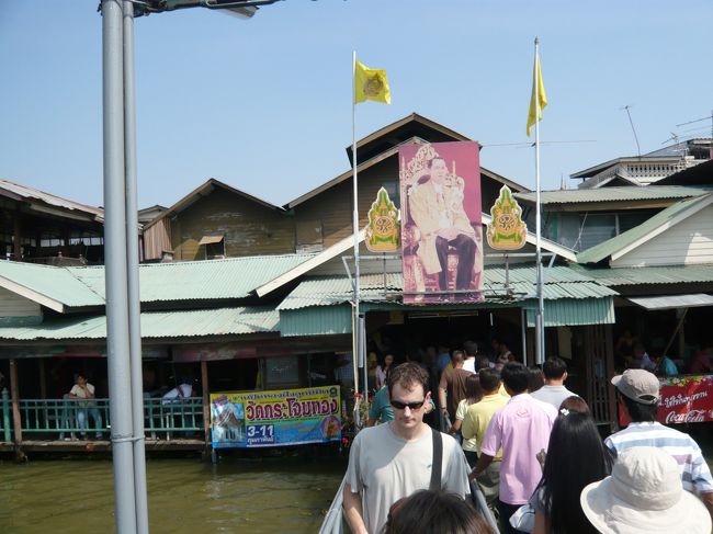 下船して　ワットアルンへの渡し舟に乗り換えです