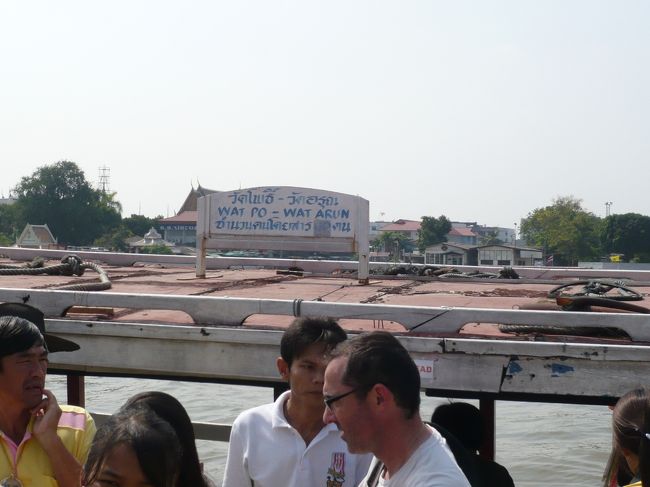 この渡し舟は　ワットポーへも行けるみたいです