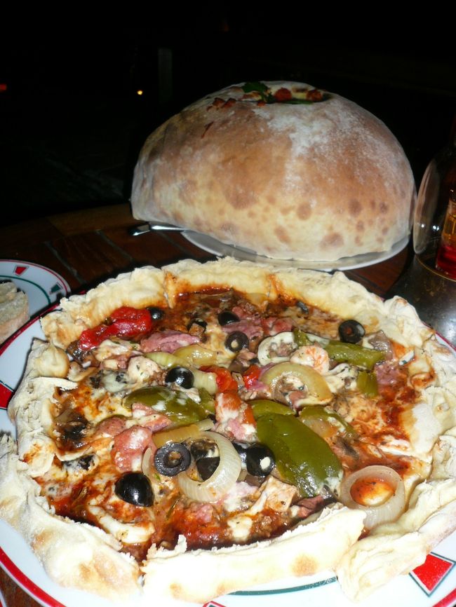 PIZZA全貌！！<br /><br />ドームを外すと、シーフード沢山のご馳走が。。。<br /><br /><br />えっ！？　味はもちろん最高でした。<br /><br /><br />日本でやったらウケますよ。<br /><br /><br /><br />本当に・・・