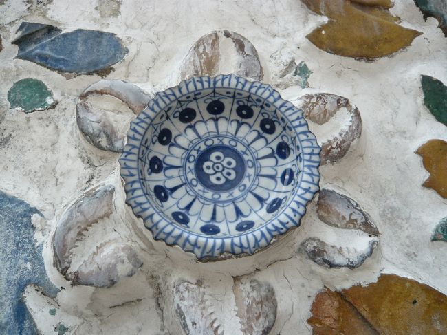 ワットアルンに埋め込まれている磁器