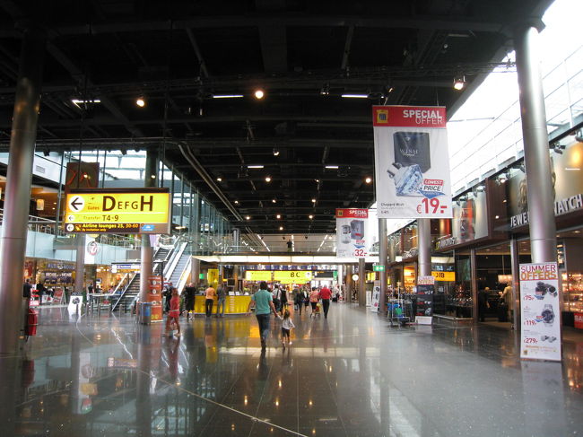 成田空港から約１２時間のフライトでようやくアムステルダムに到着です。