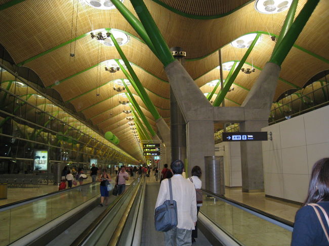 ようやくマドリードに到着しました。現地時間で２２時過ぎです。<br />（日本を出発してからおよそ１７時間。）