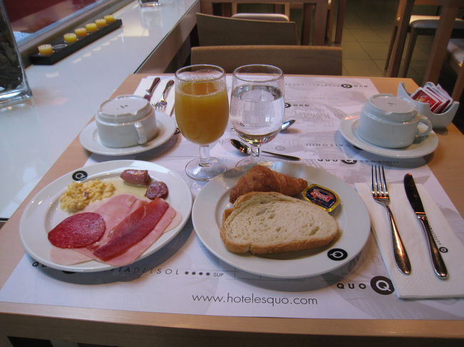 朝食（バイキング形式で、ハムの種類が豊富でした。）