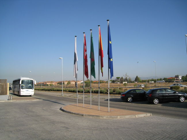 左側に写っているバスに乗って出発します。