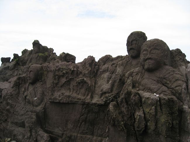 こんな感じで岩に彫られています。