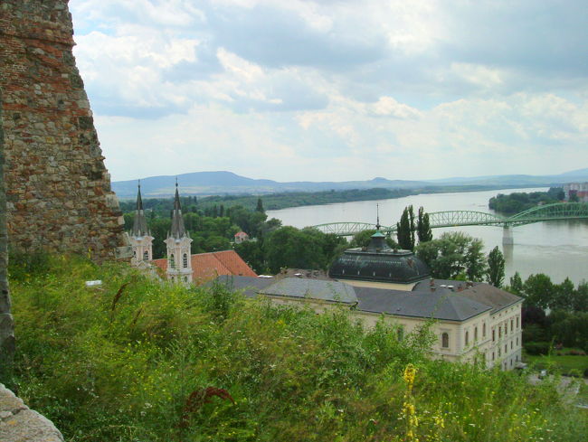 ・エステルゴムの大聖堂の裏手高台からドナウ川を望む