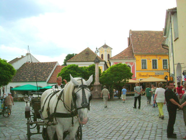 ・中央広場の正面にセンテンドレのシンボルである「ブラゴベステンシュカ教会」がある。