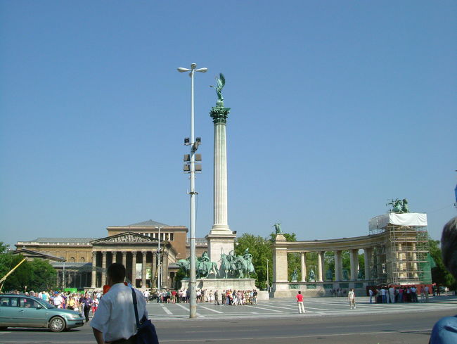 ・市内観光：最高の晴天に恵まれた<br />　・最初に訪れた英雄広場<br />　　ハンガリー建国１０００年を記念して造られた。