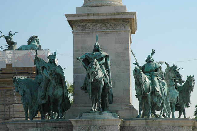 ・マジャル族の首長アールパードを前面に７人の部族長の騎馬像<br />