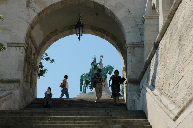 ・初代ハンガリー国王聖イシュトヴァーンの騎馬像が現れる。