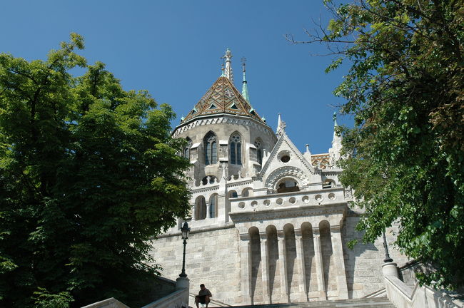 ・くさり橋を渡りきったとかろで、ケーブルカーに乗り換え、少し歩くと漁夫の砦、マーチャーシュ教会