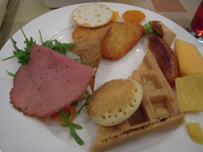 二日目のホテルの朝食です。<br />バイキングですがたくさんの種類がありました。<br />フレッシュジュースもその場でジューサーにかけて作ってくれます<br />私も飲みたかったけど、何人か並んでたのでやめました