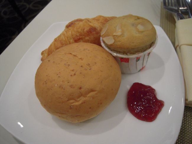 パンも食事系のものから菓子パン系まで<br />たくさんの種類がありました。<br />マフィンも三種類くらいありましたよ。<br />パン好きの私にはうれしいかぎり〜<br />朝からモリモリ食べます♪