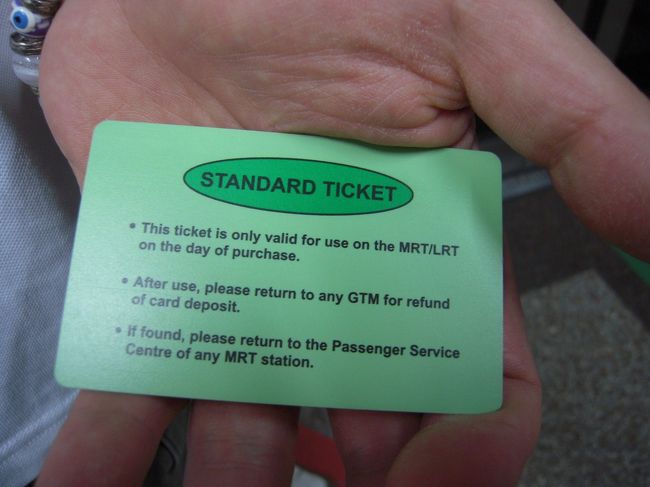 MRTの乗車カードですね。<br />スイカみたいなもので、自動改札機にかざすだけです。<br />デポジット制なので、改札を出たら券売機に戻しましょう。<br />１S＄が戻ってきます。<br />カードの買い方も、電車の乗り方もとても簡単です
