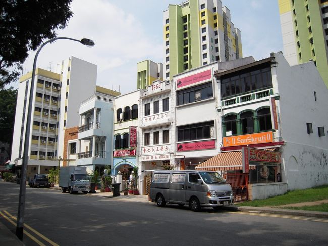 二日目。MRTに乗って私たちが最初に向かった先は<br />リトルインディアです。<br />駅を出るともうそこはインド。<br />シンガポールの街中とガラッと雰囲気がかわります。