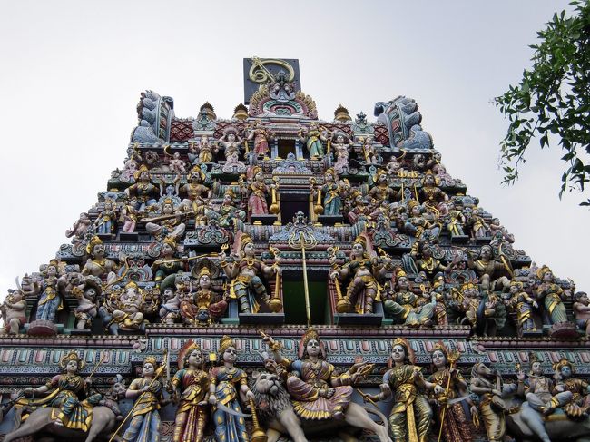 私たちがリトルインディアへ行った目的。<br />ムスタファセンターでの両替と、このスリヴィラマカリアマン寺院を見ること。<br />作りが細かいですね〜