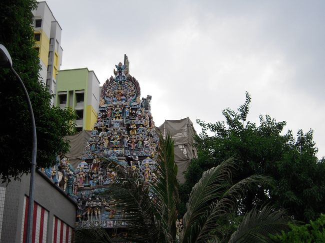 寺院内では信者が祈りを捧げてました<br />中に観光客らしき人もいたので、入れるようですね。<br />